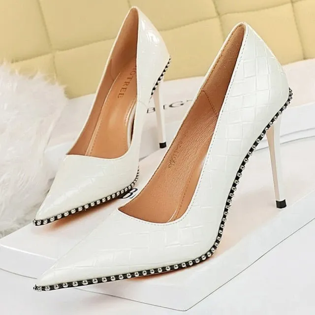 BIGTREE Classic Rivet Faux Leather Pointed Toe Shoes